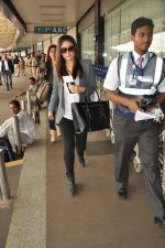 Kareena Kapoor snapped in Mumbai Airport on 20th Sept 2012 (6).JPG